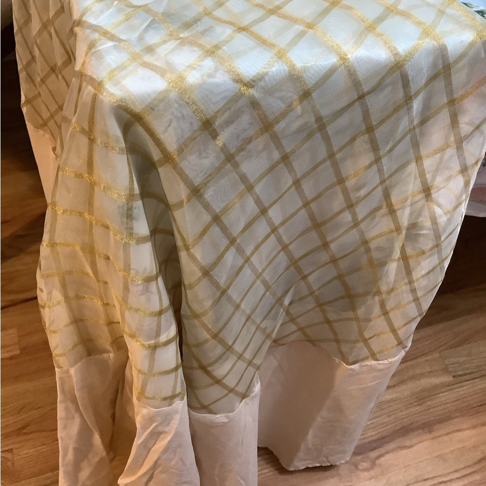 BEAUTIFUL GOLD ROUND GORGEOUS TABLECLOTH - Picture 3 of 4